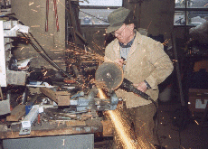 Helmut Wedele in seiner Werkstatt